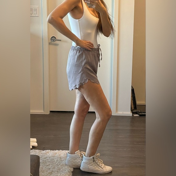 Shots with scalloped hem - Picture 3 of 4